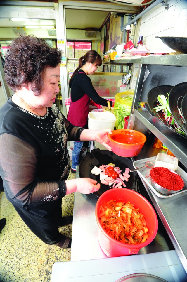 Budaejjigae war fare still popular