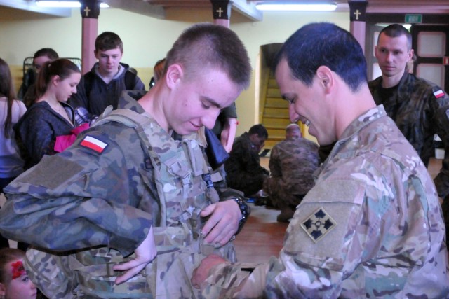 Iron Brigade medics teach Polish students basic first aid training
