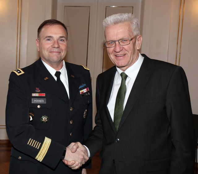 Army Europe commander visits Baden-W&uuml;rttemberg's Minister President
