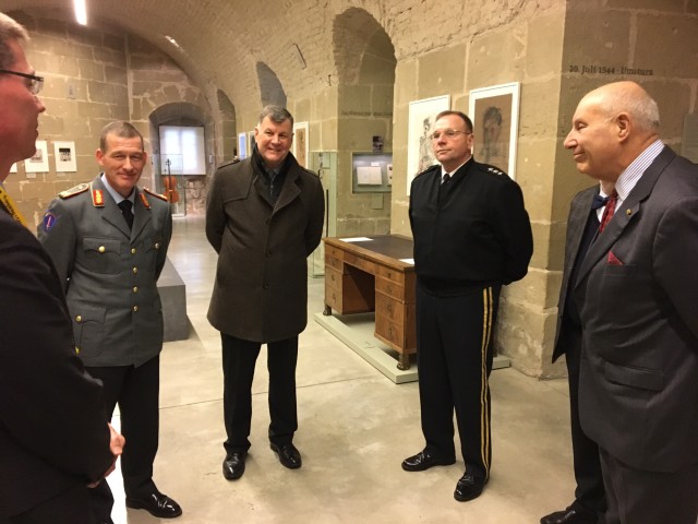 Army Europe commander visits Baden-W&uuml;rttemberg's Minister President