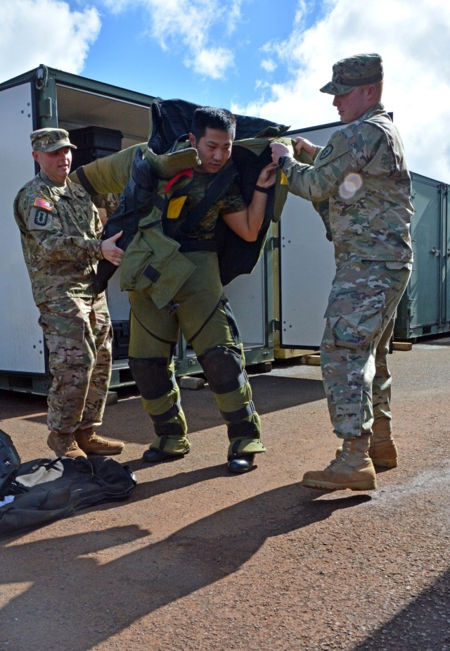 303rd EOD experts enhance relations, share capabilities with Japan