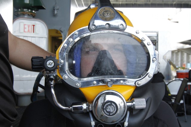Army Divers plunge into the Pacific during exercise