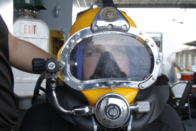 Army Divers plunge into the Pacific during exercise 