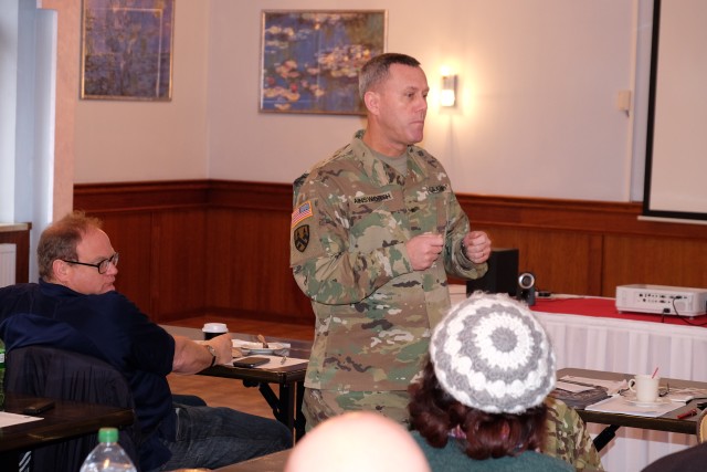 99th RSC briefs 7th MSC Soldiers; civilians on reserve retirement  