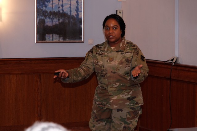 99th RSC briefs 7th MSC Soldiers; civilians on reserve retirement