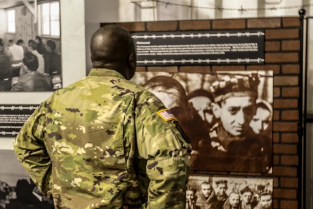 Paratroopers visit USS Yorktown, MoH museum