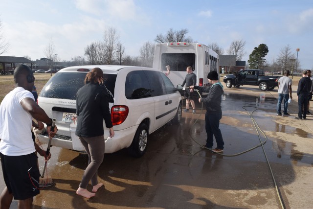 Fort Leonard Wood Soldiers lend a hand at Missouri Veterans Home