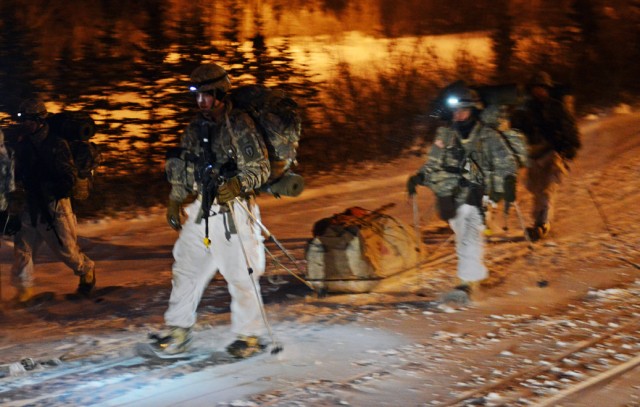 Soldiers learn skiing, snowshoeing in arctic conditions