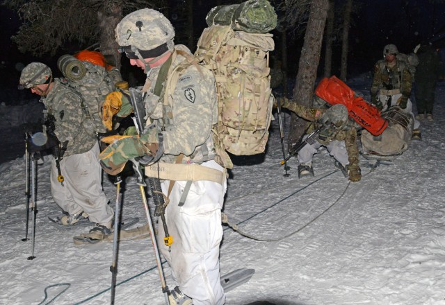 Soldiers learn skiing, snowshoeing in arctic conditions