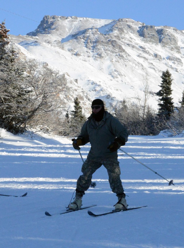 Soldiers learn skiing, snowshoeing in arctic conditions