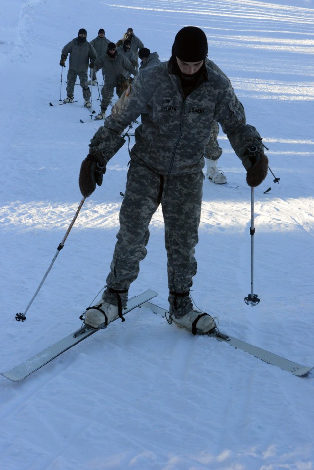 Soldiers learn skiing, snowshoeing in arctic conditions