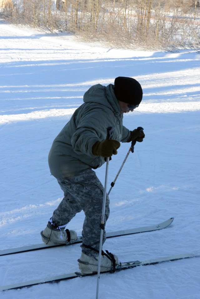 Soldiers learn skiing, snowshoeing in arctic conditions