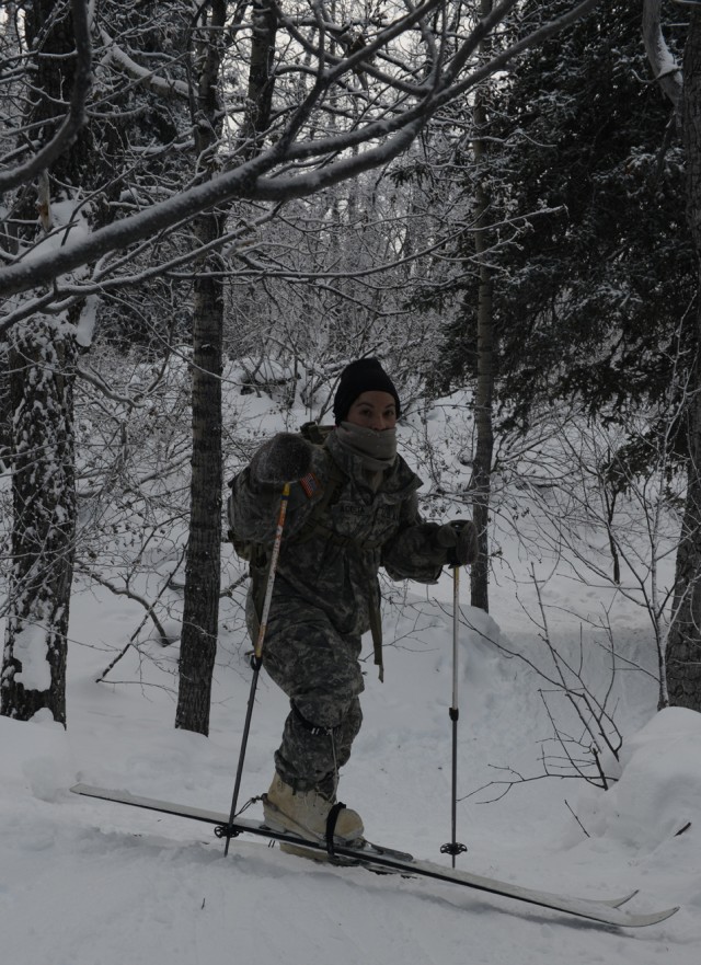 Soldiers learn skiing, snowshoeing in arctic conditions