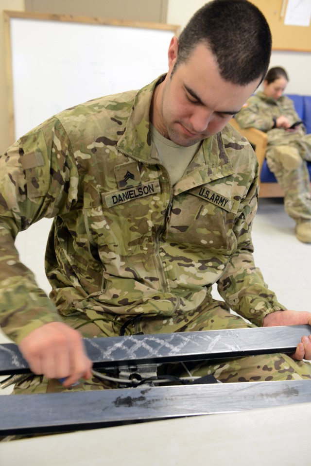 Soldiers learn skiing, snowshoeing in arctic conditions
