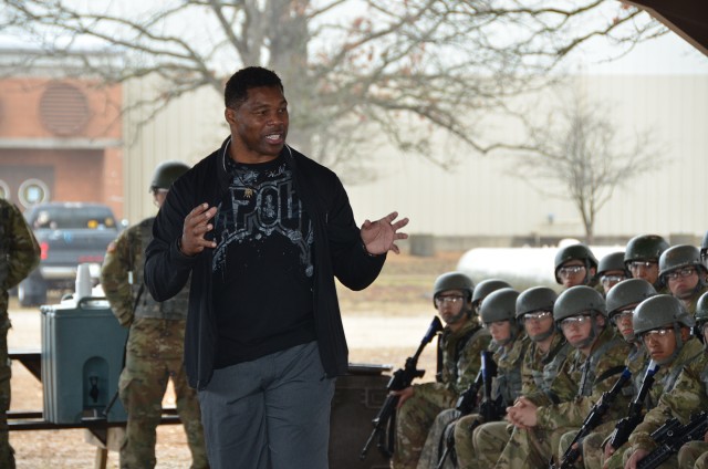 Heisman winner visits with troops at Fort Leonard Wood