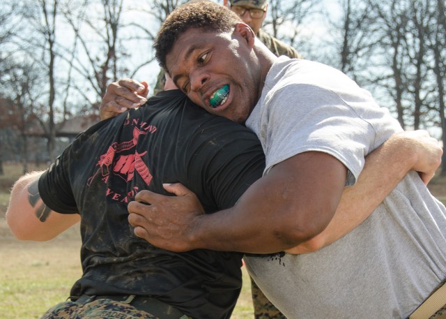 Heisman winner visits with troops at Fort Leonard Wood