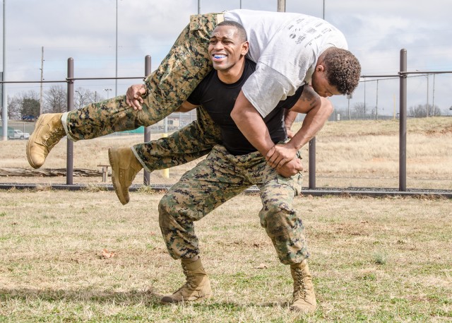 Heisman winner visits with troops at Fort Leonard Wood