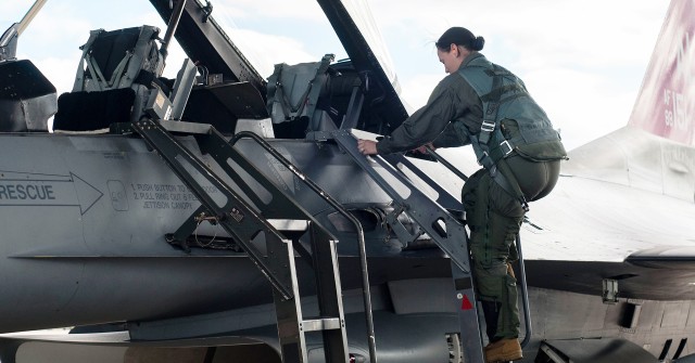 Soldier takes flight in F-16