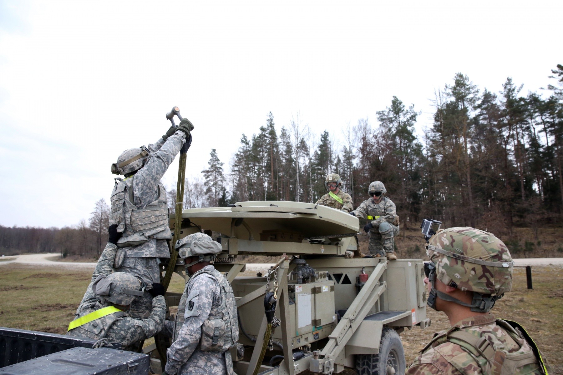 Signal Soldiers Exercise Deployment Readiness, Expeditionary 