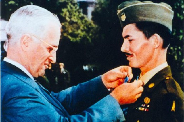 Doss receiving the Medal of Honor