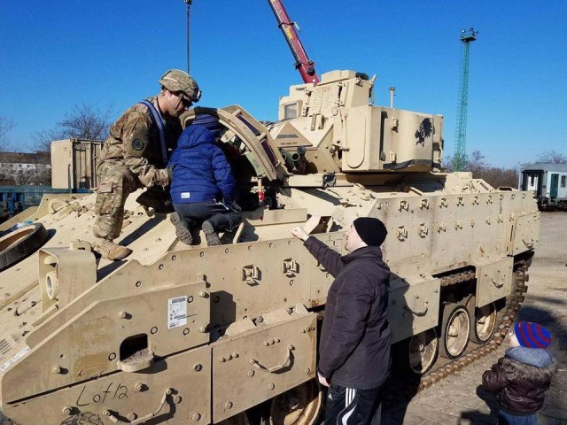 Hungarians see U.S. armor up close as 4-10 Cav arrives