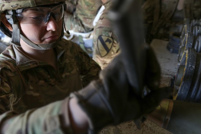 US Army artillery enhances Iraqi ground forces' capability from Hamam al-Alil