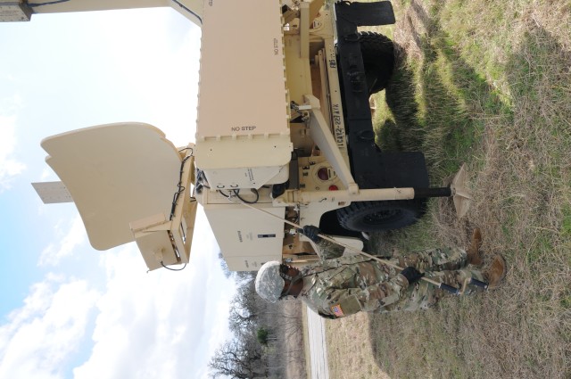 Soldiers Train On Radar Systems