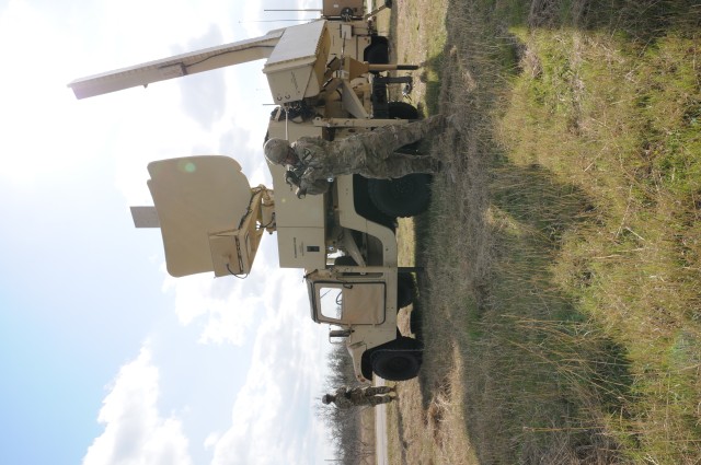 Soldiers Train On Radar Systems