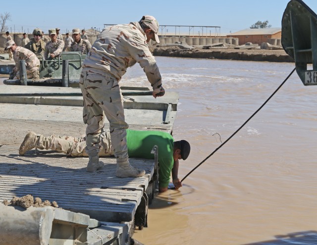 Iraqi Security Forces train on ribbon bridge building