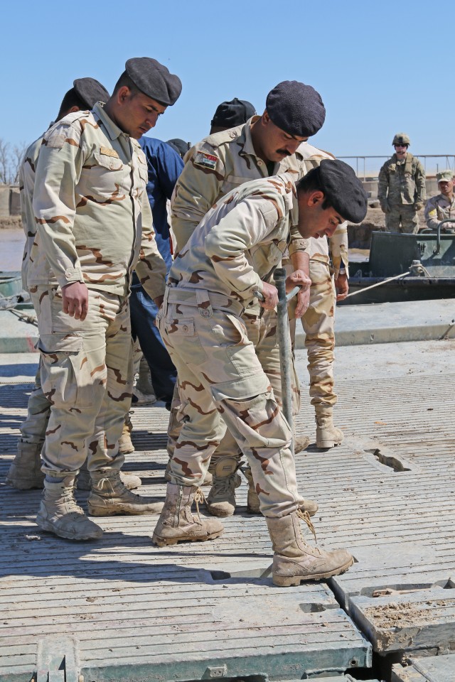 Iraqi Security Forces train on ribbon bridge building
