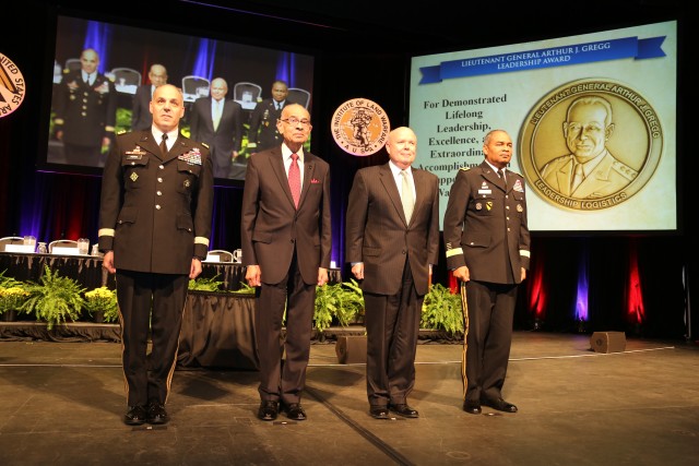 Lt. Gen. Robert Dail receives the Gregg Leadership Award
