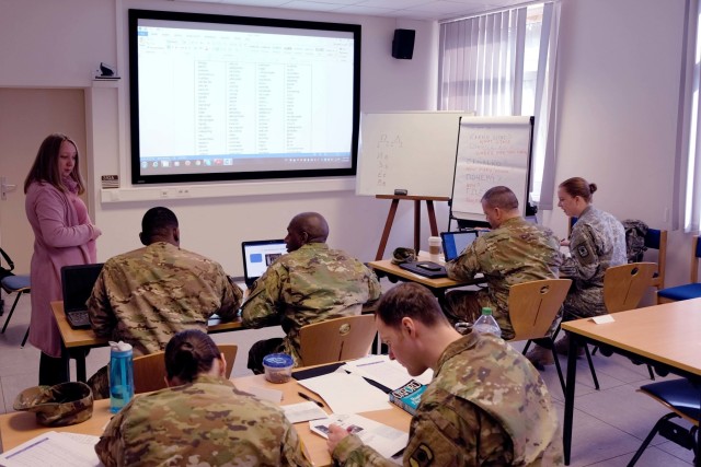 7th MSC civil affairs Soldiers learn to speak Russian
