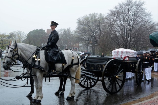 Caisson Platoon carries Sen. John Glenn to final resting place