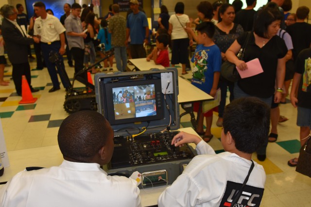 2IBCT engineers teach, showcase equipment during STEM event