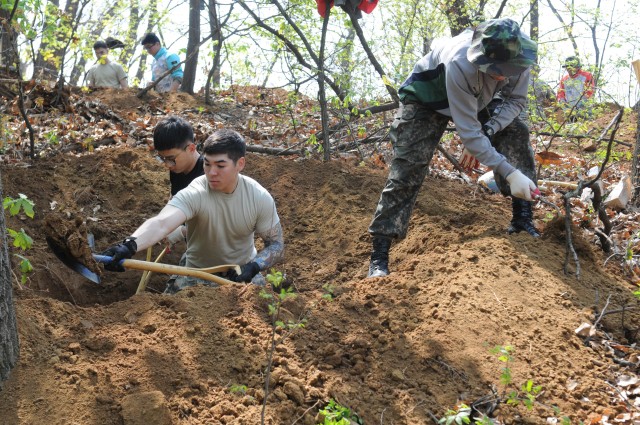 Soldiers from 116th Infantry Regiment and ROK counterparts conduct KIA remains recovery operations