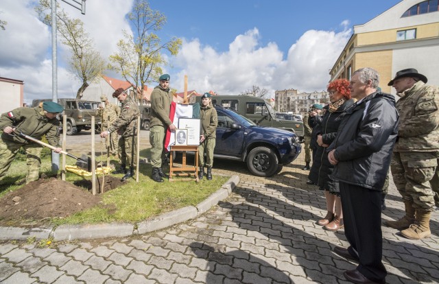Battle Group Poland Interacts with Students and Residents of Elk, Poland