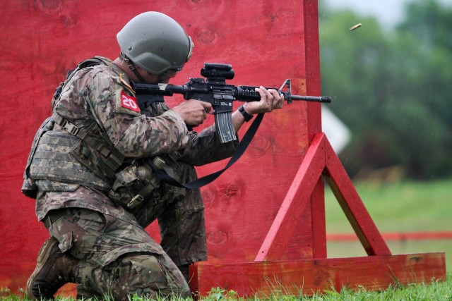 Paratroopers compete at 2017 Best Sapper Competition