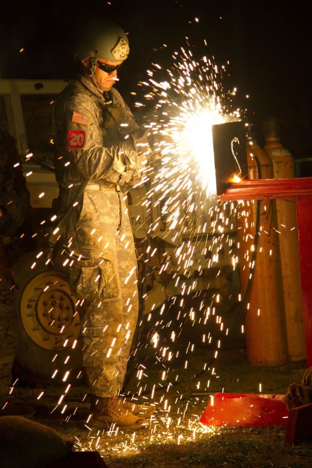 Paratroopers compete at 2017 Best Sapper Competition