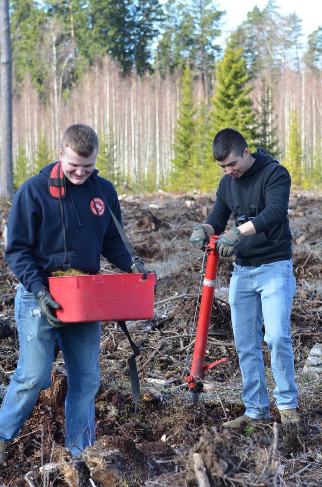 US Soldiers plant trees in honor of Earth Day