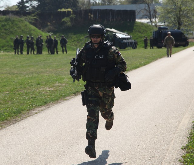 Serbian Anti-Terrosim unit trains with U.S. Army Green Berets