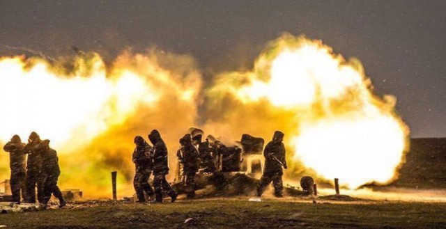 3-29 FA battery trains beside Romanian artillerymen