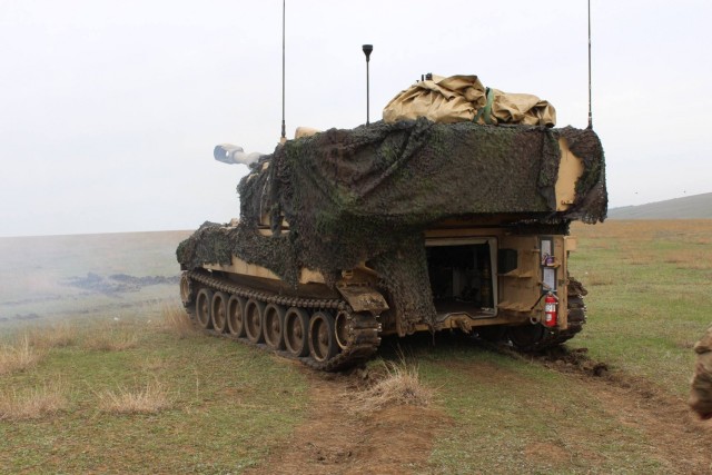 3-29 FA battery trains beside Romanian artillerymen