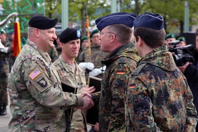US, German Signal units formalize partnership at ceremony in Bonn