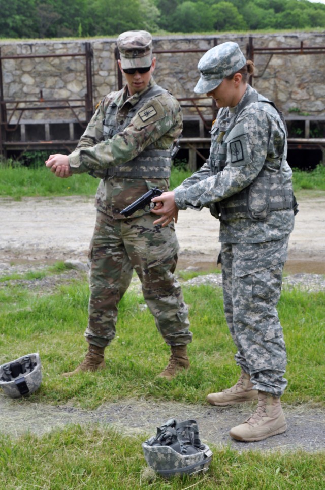 New York National Guard Soldiers conduct M4/ M9 qualification