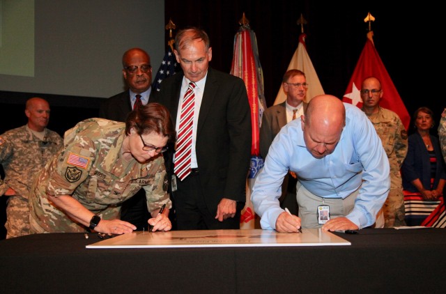 IMCOM headquarters staff directors sign the IMCOM Leadership Pledge