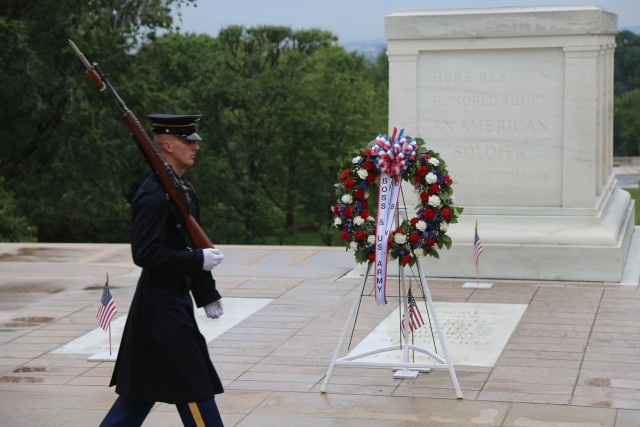 BOSS wreath honors fallen Soldiers at Tomb of the Unknown