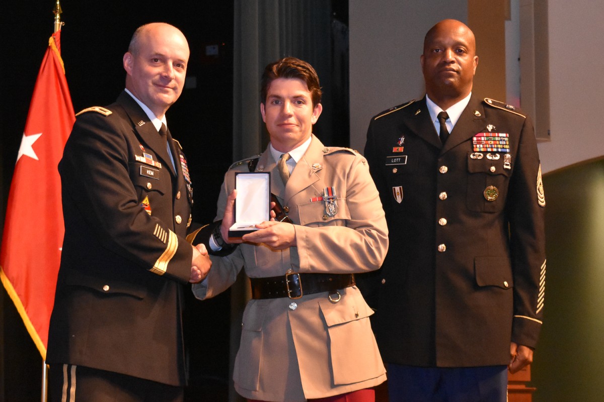 CGSC Awards International Student Badges | Article | The United States Army