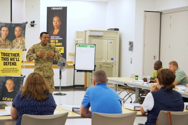 CECOM G3 Sergeant Major welcomes SHARP Foundation Course attendees to APG