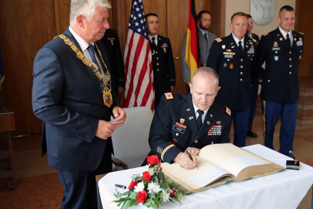 Worms bids farewell to 5th Signal Command