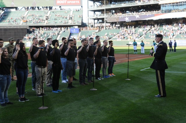 Soldiers, future Soldiers participate in Mariner's Army Night